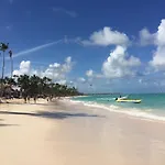 Spacious 2 Bedroom Condo With Pool Close To Beach