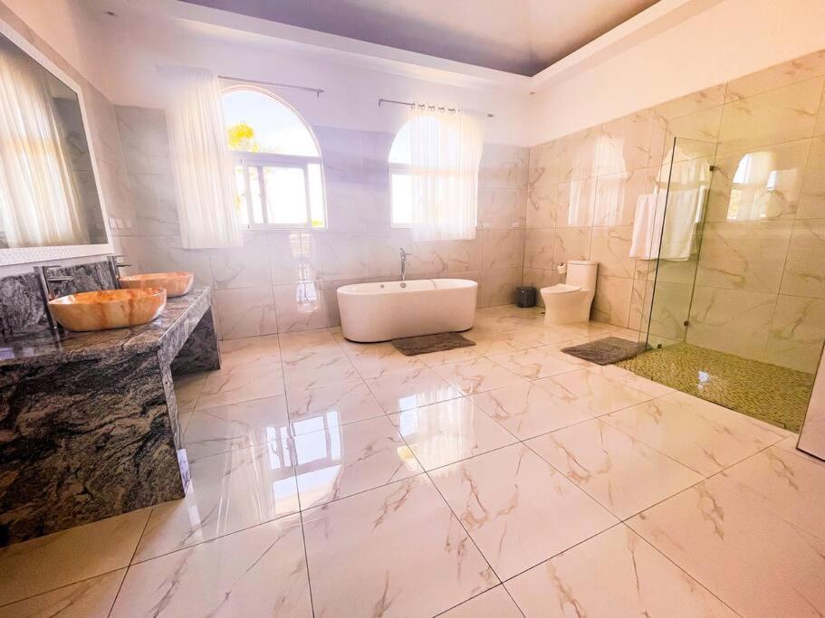 10br Beach Andiamo With Chef, Jacuzzi & Maid