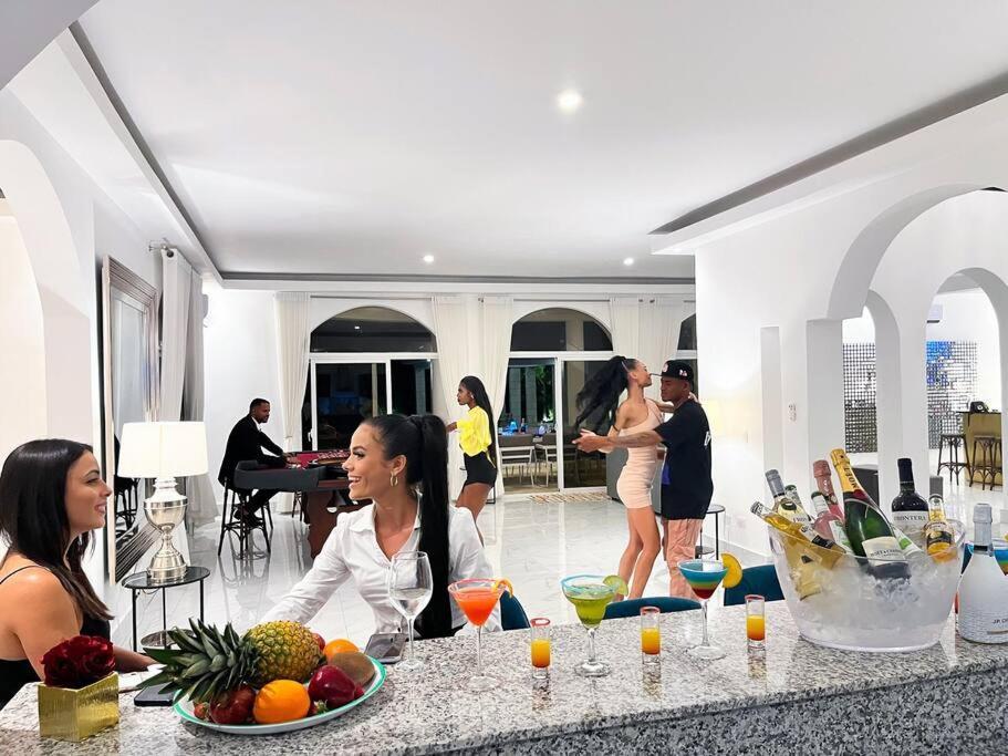 10br Beach Andiamo With Chef, Jacuzzi & Maid *
