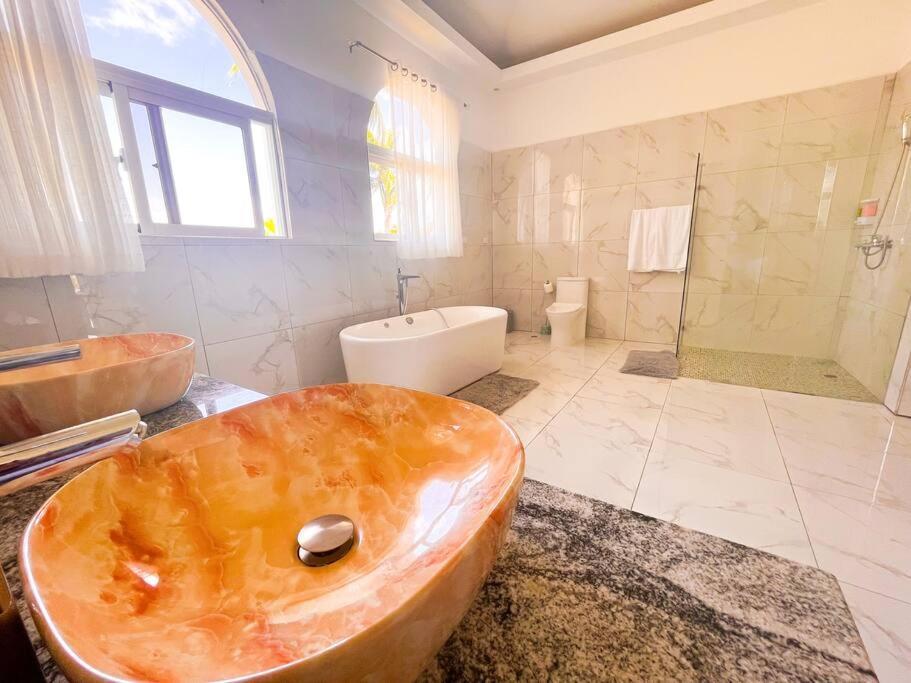 Villa 10br Beach Andiamo With Chef, Jacuzzi & Maid *