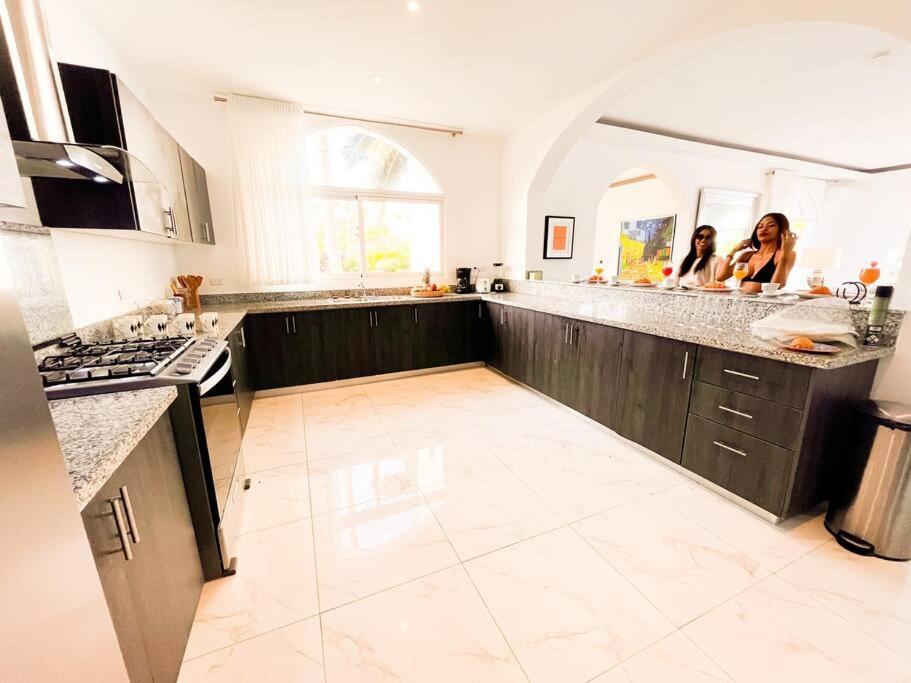 10br Beach Andiamo With Chef, Jacuzzi & Maid Villa *