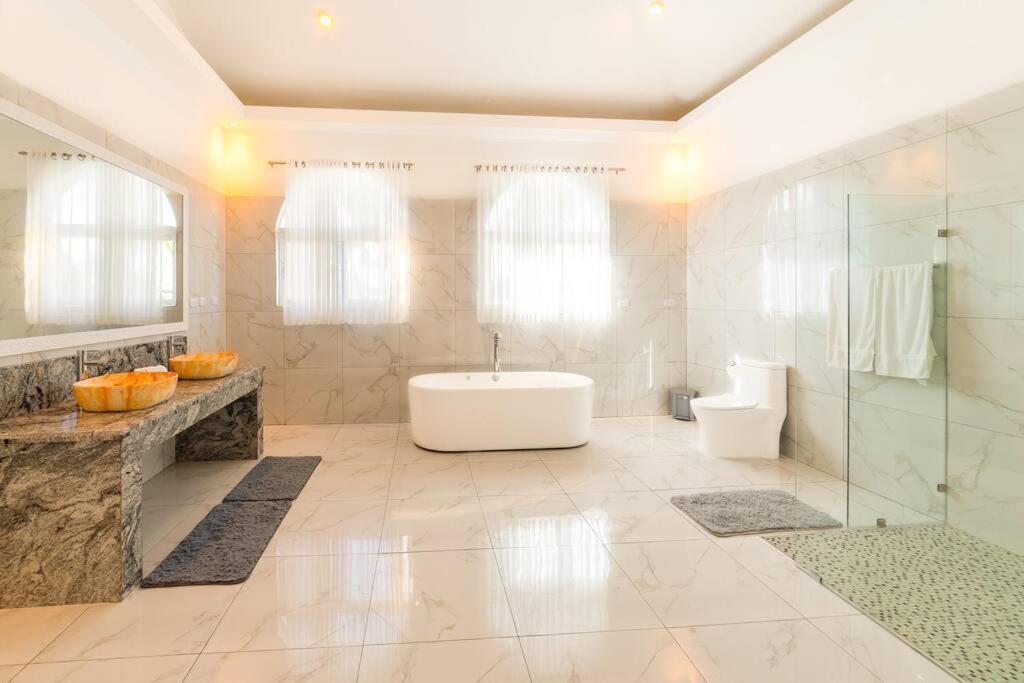 10br Beach Andiamo With Chef, Jacuzzi & Maid Villa *