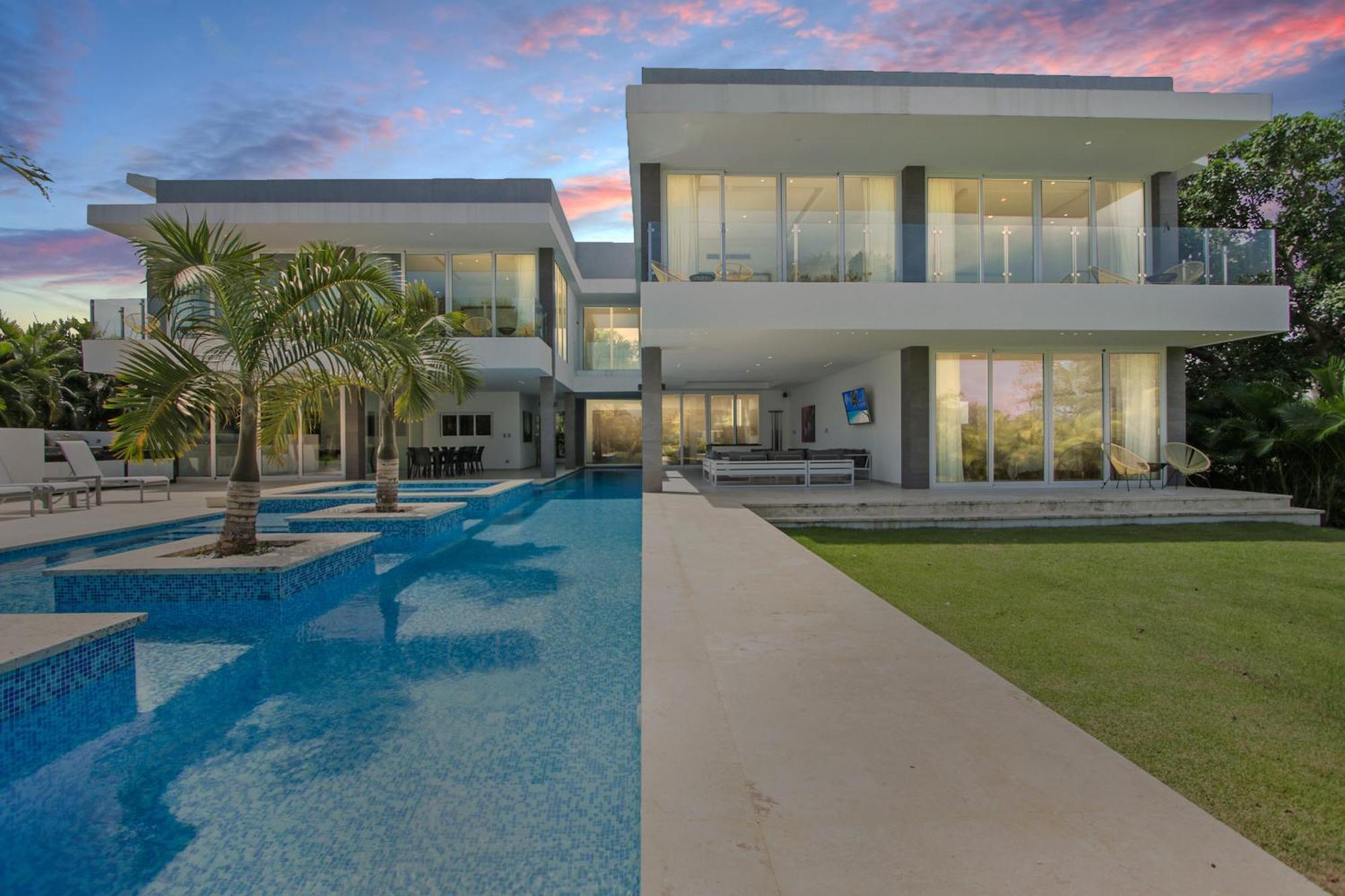 Modern Brand New With Pool, Jacuzzi, Chef At Cocotal Golf & Country Club *
