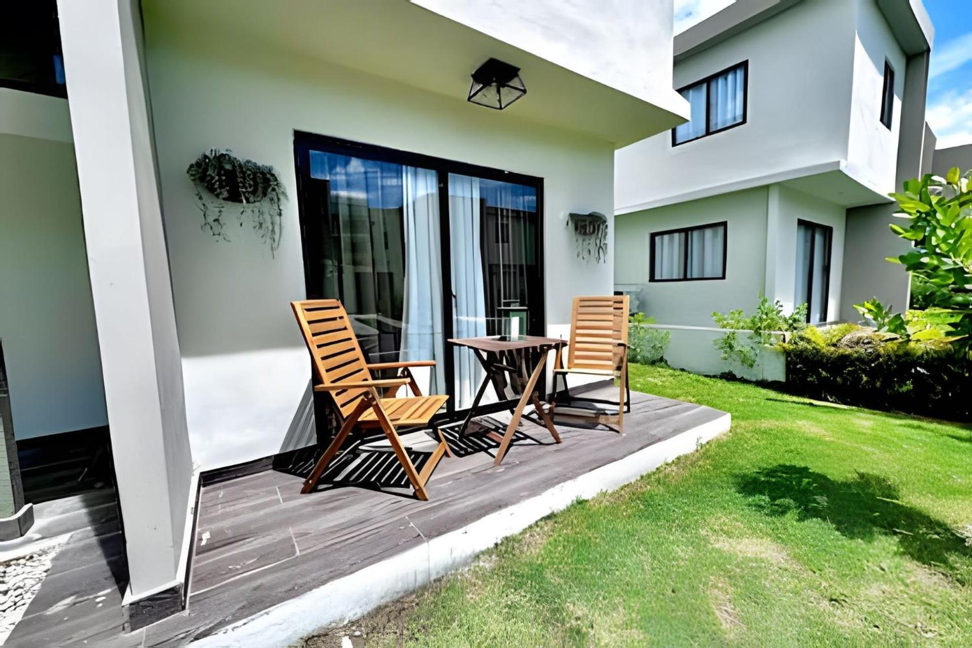 V01: Poolside Fun & Bbq For Families