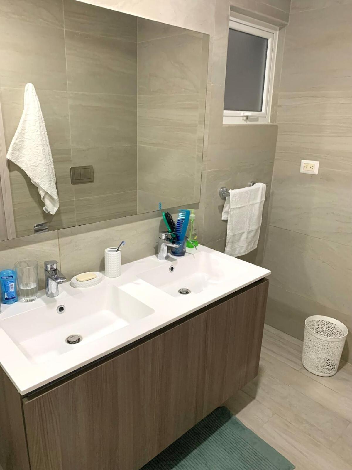 Luxurious Spacious 2-bedroom Apartment, Steps From *
