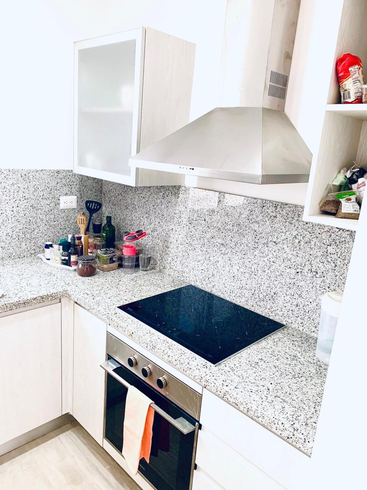 Luxurious Spacious 2-bedroom Apartment, Steps From Apartamento *