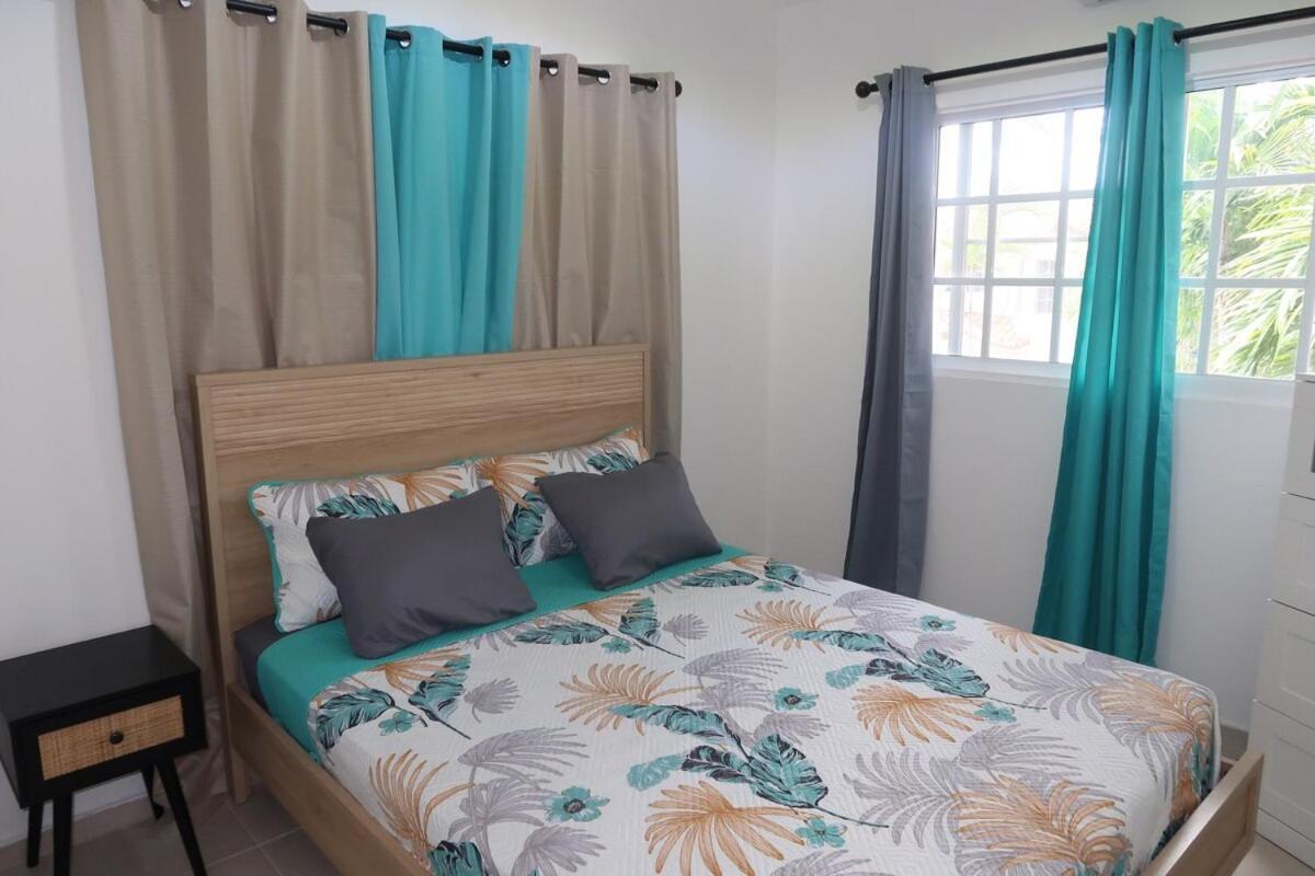 Gorgeous 3 Bed 2 And A Half Bath Nearby Beaches