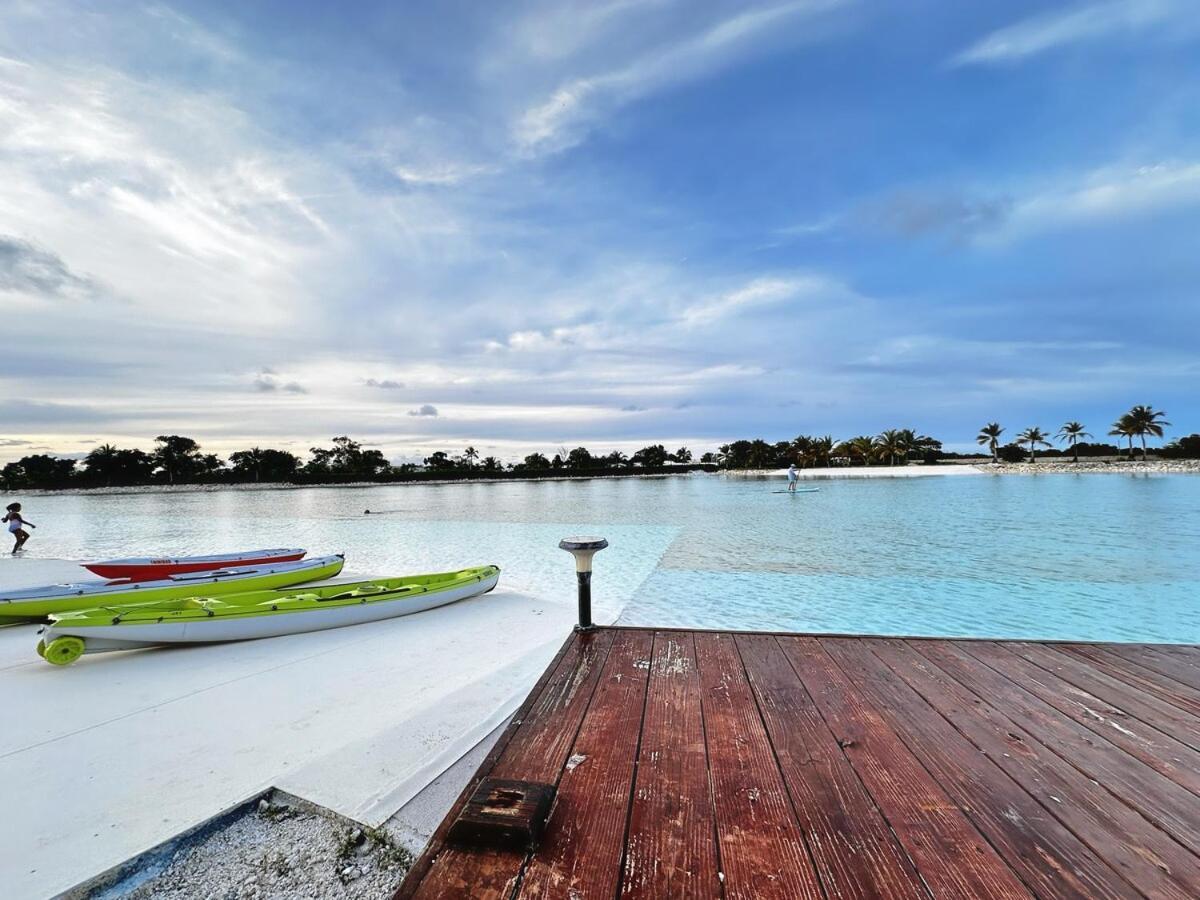 Tropical King Bed Artificial And Golf Course *