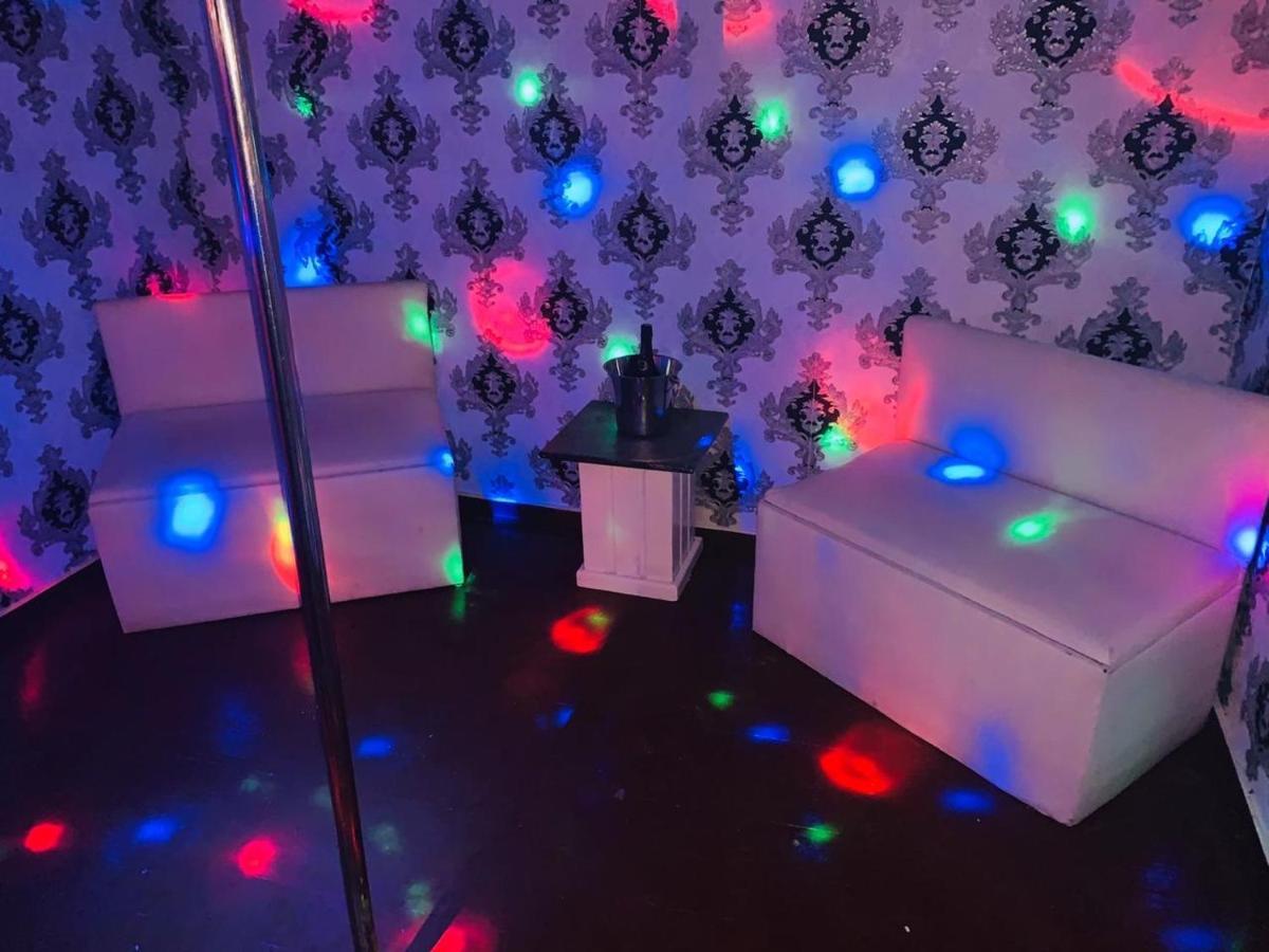 Relax Cabaret Hotel del amor